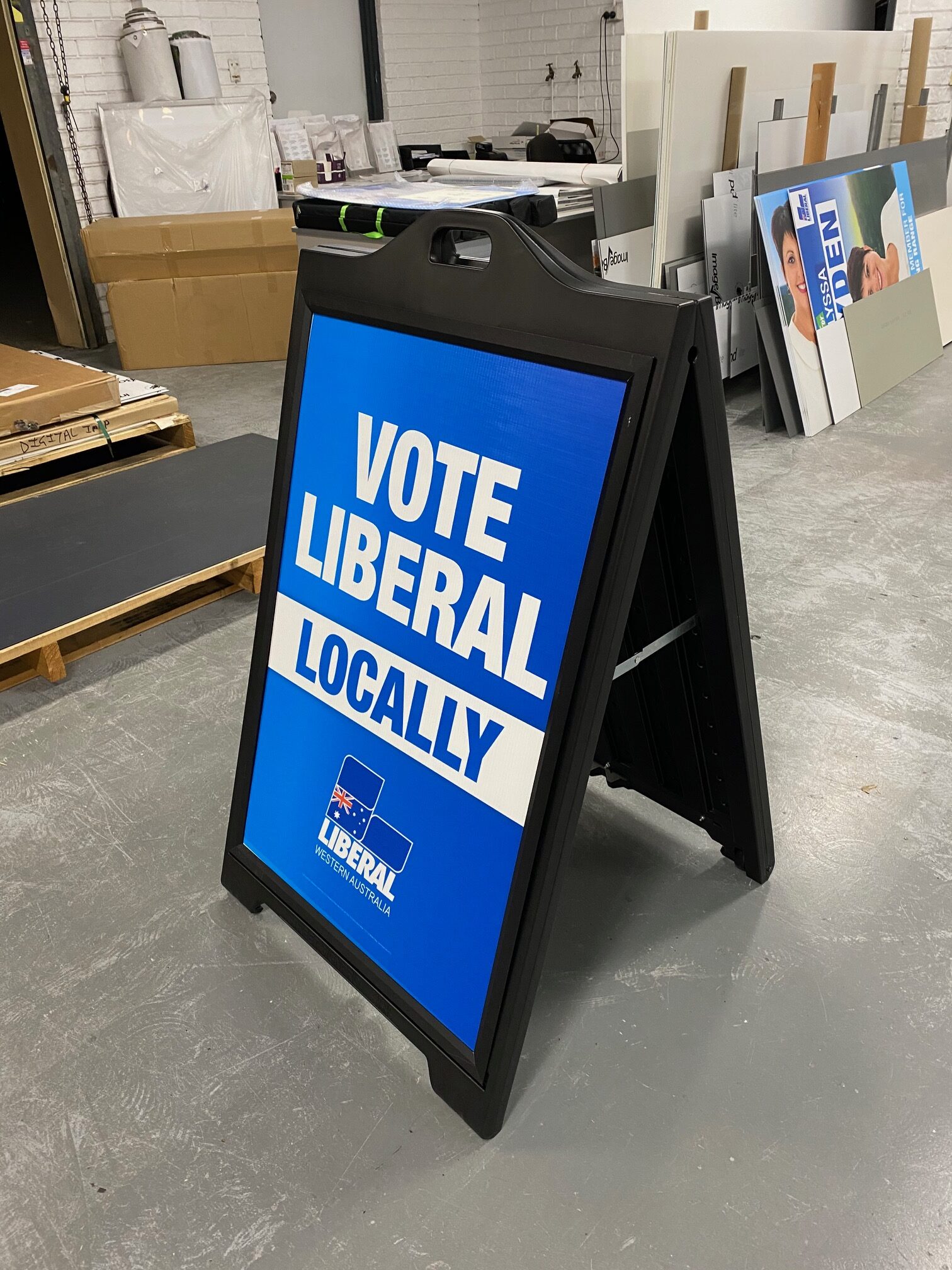 POSTER PRO - standing